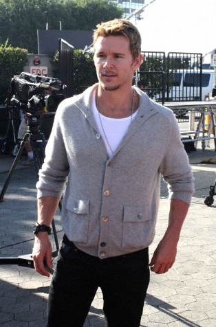 Ryan Kwanten Appearance on “Extra” ryan14