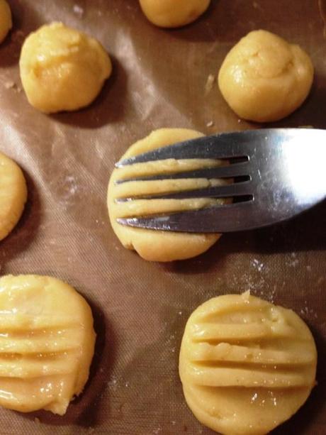 flattening biscuit dough with fork dipped in hot water method and tips