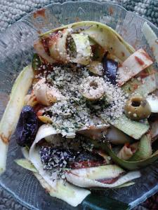 Zucchini fettuccine with easy marinaraw sauce (tomato paste+spices+date), olives, homemade pumpkin seed pesto and hemp seeds. 