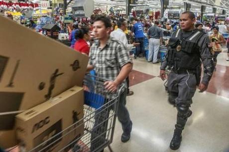 The Private Sector’s Vested Interest in Citizen Security Armed security at a Walmart store in Costa Rica, (Photo: La Nacion)