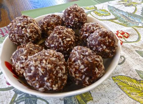 Cashew Chocolate Fudge Haystacks (Paleo, Dessert, No added sweetener)