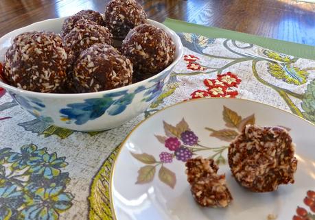 Cashew Chocolate Fudge Haystacks (Paleo, Dessert, No added sweetener)