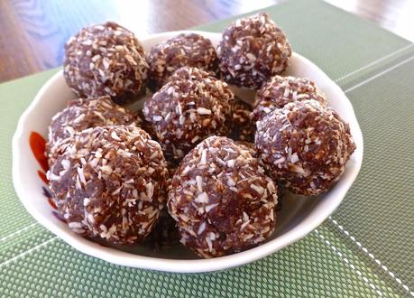 Cashew Chocolate Fudge Haystacks (Paleo, Dessert, No added sweetener)