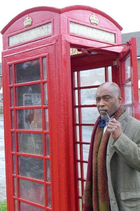 Telephone booth, bow tie from Gieves & Hawkes, tobacco pipe from Dunhill / Photo: ALC with a Lumix DMC-LX7