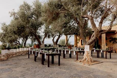 Rustic chic wedding in Crete with elegant white blooms | Ashleigh & James Rustic Chic Wedding Crete With Elegant White Blooms