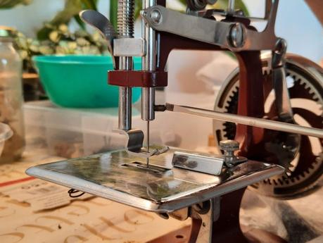 Giving my Essex MK1 miniature sewing machine a new needle