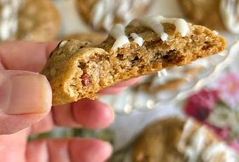 با طرز تهیه کوکیهای شیر و بیسکویت آشنا شوید؛ شیرینیهایی ساده، خوشمزه و پر از طعمهای دلنشین مانند دارچین، جوز هندی و گردوی تست شده که با یک کرم پنیر خامهای تزئین میشوند.