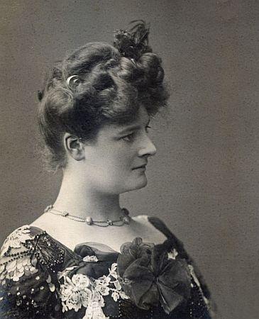 Miss Mab Paul is Too Good at Kissing Miss Mab Paul is Too Good at Kissing