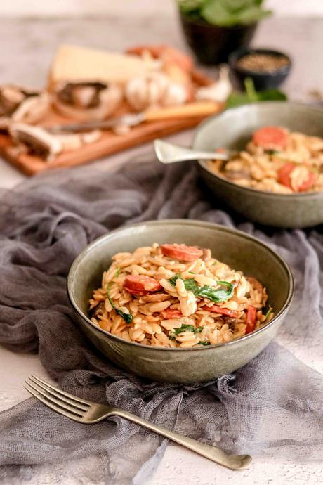 One pot creamy mushroom orzo with spinach and chorizo One pot creamy mushroom orzo with spinach and chorizo