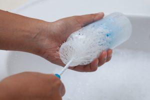 cleaning water bottle