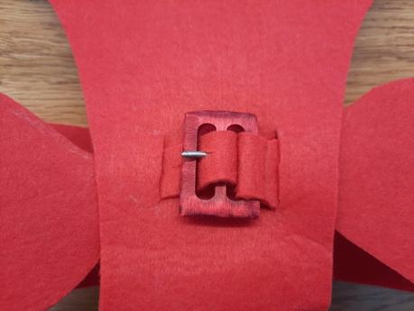 Making a last-minute Spiderman costume Making a quick spiderman costume for my daughter: the buckle on the back