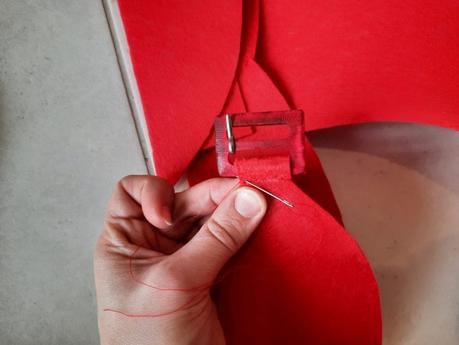 Making a last-minute Spiderman costume Making a quick spiderman costume for my daughter: sewing the buckle to the belt