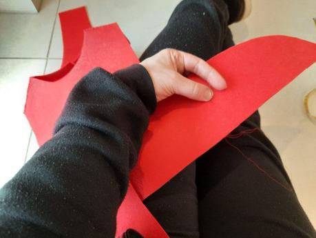 Making a last-minute Spiderman costume Making a quick spiderman costume for my daughter: attaching the belt to the front panel