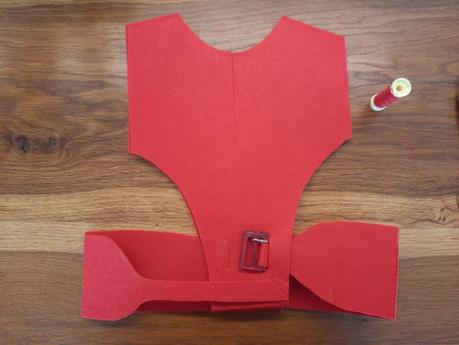 Making a last-minute Spiderman costume Making a quick spiderman costume for my daughter: the buckle on the back