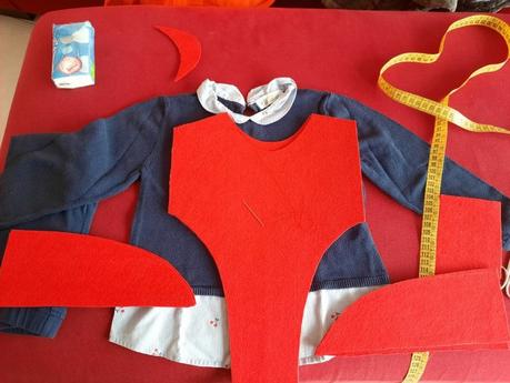 Making a last-minute Spiderman costume Making a quick spiderman costume for my daughter: all the felt pieces ready for assembly