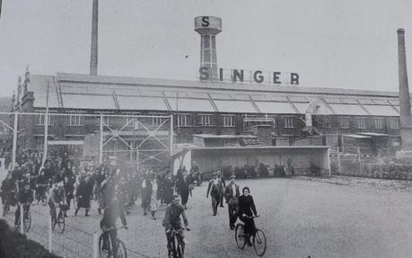 Workers outsite the Singer French factory of Bonnières-sur-Seine in the 1930s