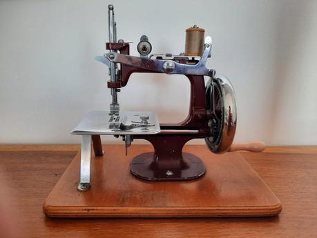 The Orsha vintage toy sewing machine I chose for my daughter My vintage miniature Essex MK1 sewing machine