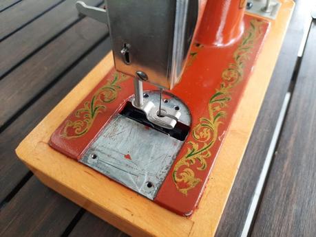 The Orsha vintage toy sewing machine I chose for my daughter Detail of the feed dogs of my Orsha sewing machine without the needle plate