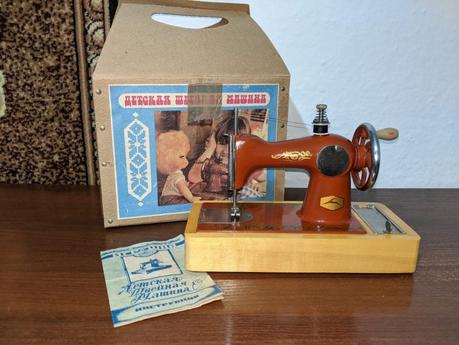 The Orsha vintage toy sewing machine I chose for my daughter The Orsha vintage toy sewing machine I chose for my daughter