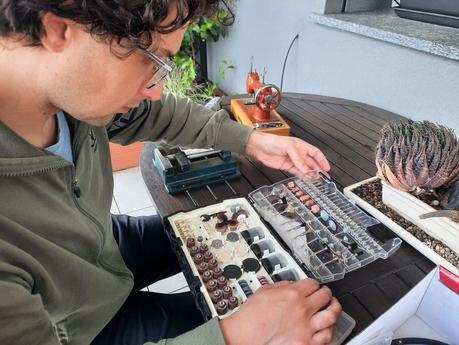 The Orsha vintage toy sewing machine I chose for my daughter Trying to fix the feed dogs of my Orsha sewing machine by drilling the holes in the needle plate to make them fit