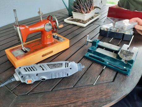 The Orsha vintage toy sewing machine I chose for my daughter Trying to fix the feed dogs of my Orsha sewing machine by drilling the holes in the needle plate to make them fit