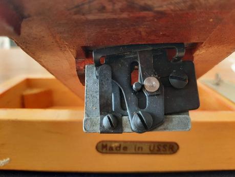 The Orsha vintage toy sewing machine I chose for my daughter Removing the base from my Orsha sewing machine, I could see the underlying chain stitch mechanism