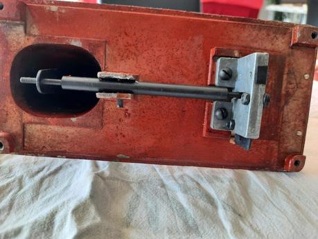 The Orsha vintage toy sewing machine I chose for my daughter Removing the base from my Orsha sewing machine, I could see the underlying chain stitch mechanism