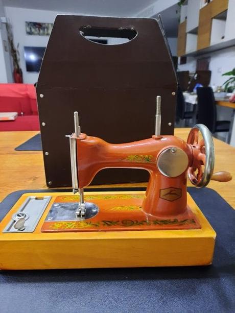 The Orsha vintage toy sewing machine I chose for my daughter The Orsha toy sewing machine as it arrived home, with its original cardboard box. Notice how the base is mounted the other way around: it's on the left next to the needle plate, instead that on the right under the hand crank