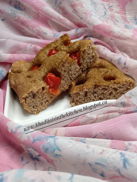 FOCCACIA À LA FARINE DE BLÉ COMPLET / WHOLE WHEAT FOCCACIA / FOCCACIA DE HARINA INTEGRAL / فوكاشيا دقيق القمح الكامل FOCCACIA À LA FARINE DE BLÉ COMPLET / WHOLE WHEAT FOCCACIA / FOCCACIA DE HARINA INTEGRAL / فوكاشيا دقيق القمح الكامل