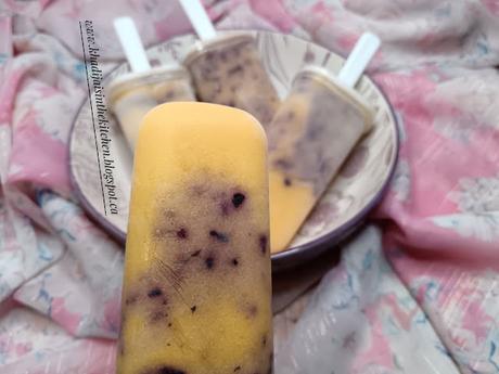 SUCETTES GLACÉES À LA MANGUE ET AUX BLEUETS / MANGO BLUEBERRY POPSICLES / PALETAS HELADAS DE MANGO Y ARÁNDANOS / مصاصات المانجو و التوت الأزرق المجمدة