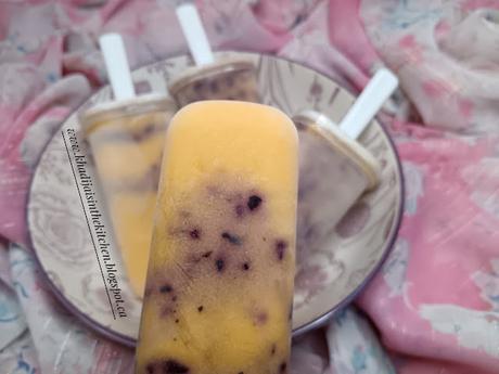 SUCETTES GLACÉES À LA MANGUE ET AUX BLEUETS / MANGO BLUEBERRY POPSICLES / PALETAS HELADAS DE MANGO Y ARÁNDANOS / مصاصات المانجو و التوت الأزرق المجمدة