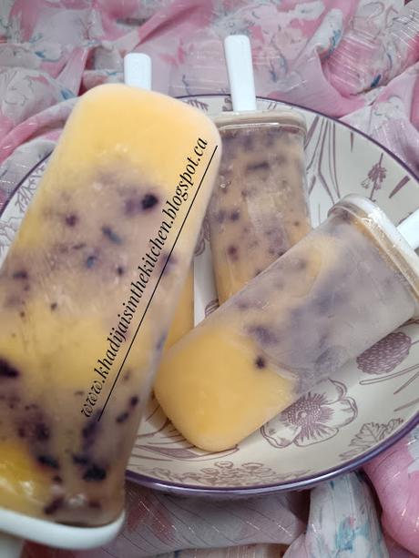 SUCETTES GLACÉES À LA MANGUE ET AUX BLEUETS / MANGO BLUEBERRY POPSICLES / PALETAS HELADAS DE MANGO Y ARÁNDANOS / مصاصات المانجو و التوت الأزرق المجمدة