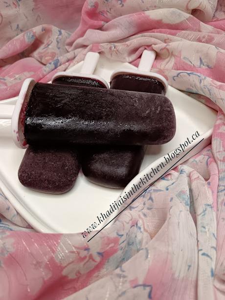 Sucettes glacées aux bleuets et au thé Earl Grey / Blueberry Earl Grey Popsicles / Paletas de arándanos y té Earl Grey / مصاصات التوت الأزرق وشاي إيرل غراي المجمدة Sucettes glacées aux bleuets et au thé Earl Grey / Blueberry Earl Grey Popsicles / Paletas de arándanos y té Earl Grey / مصاصات التوت الأزرق وشاي إيرل غراي المجمدة