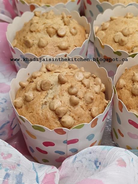 PETITS GÂTEAUX À LA BANANE, BEURRE D'ARACHIDES ET PÉPITES DE CHOCOLAT / BANANA PEANUT BUTTER AND CHOCOLATE CHIPS MUFFINS / MAGDALENAS DE PLÁTANO, MANTEQUILLA DE MANÍ Y CHISPAS DE CHOCOLATE / مافن الموز وزبدة الفول السوداني وحبيبات الشوكولاتة