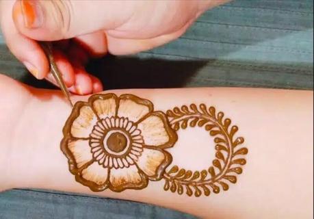 60+Easy front hand simple mehndi design: Latest mehndi Design 2025 Floral Archway at Your Hands