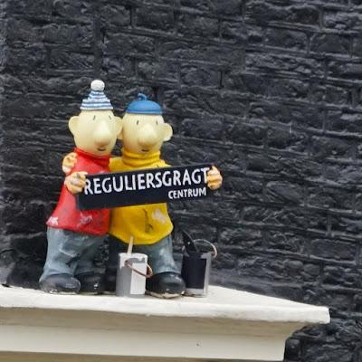 Street art signpainters A close-up view of the two figures in the previous photo.