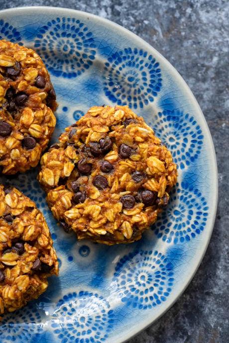 pumpkin spice breakfast cookies on a blue plate