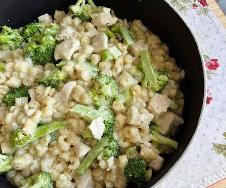 One Pot Chicken & Broccoli Pasta
