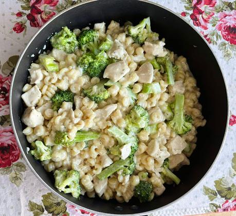 One Pot Chicken & Broccoli Pasta