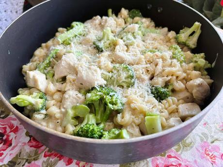 One Pot Chicken & Broccoli Pasta