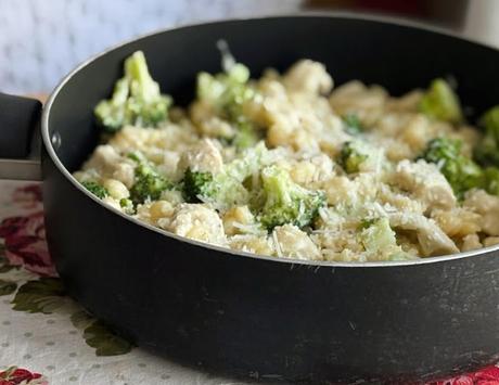 One Pot Chicken & Broccoli Pasta