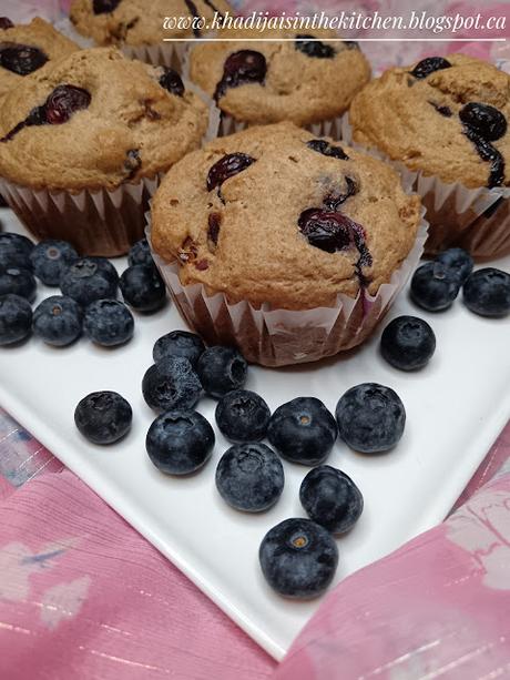 PETITS GÂTEAUX AUX BLEUETS ET AUX DATTES / BLUEBERRY DATES MUFFINS / MAGDALENAS DE ARÁNDANOS Y DÁTILES / مافن التوت الأزرق و التمر