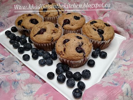 PETITS GÂTEAUX AUX BLEUETS ET AUX DATTES / BLUEBERRY DATES MUFFINS / MAGDALENAS DE ARÁNDANOS Y DÁTILES / مافن التوت الأزرق و التمر