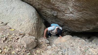 Anwar squeezing through a narrow crevasse to the second fortwall at Acchalu trek