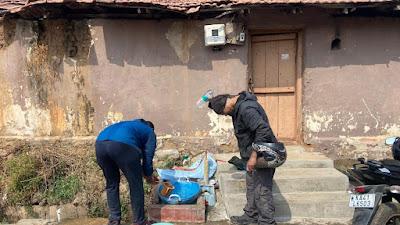Sippy and Gunda cooling down at town of Acchalu, Ramanagara
