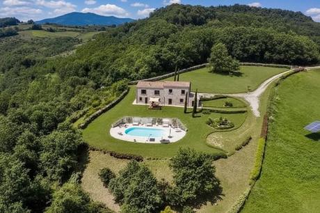 A romantic countryside wedding setting at L’ Farfalla Bianca in Italy