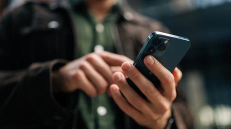 Apple issues iPhone spyware alert, urges users to update iOS operating system Apple issues iPhone spyware alert, urges users to update iOS operating system