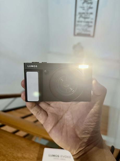LUMOS EVOKE built-in flash