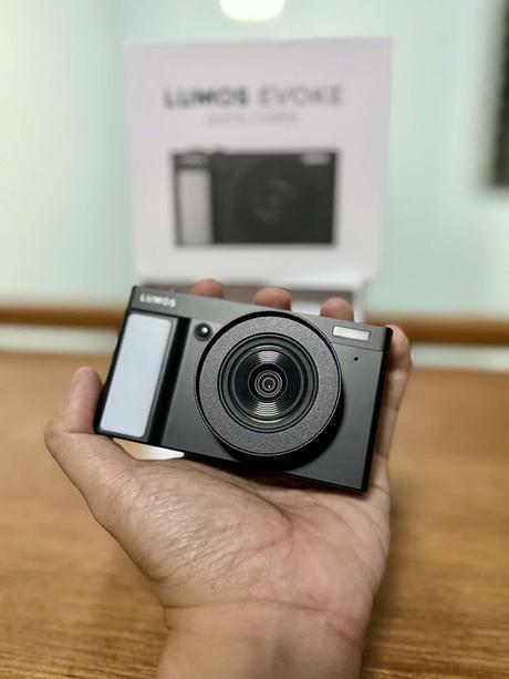 LUMOS EVOKE digital camera