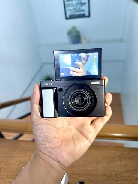 LUMOS EVOKE flip screen